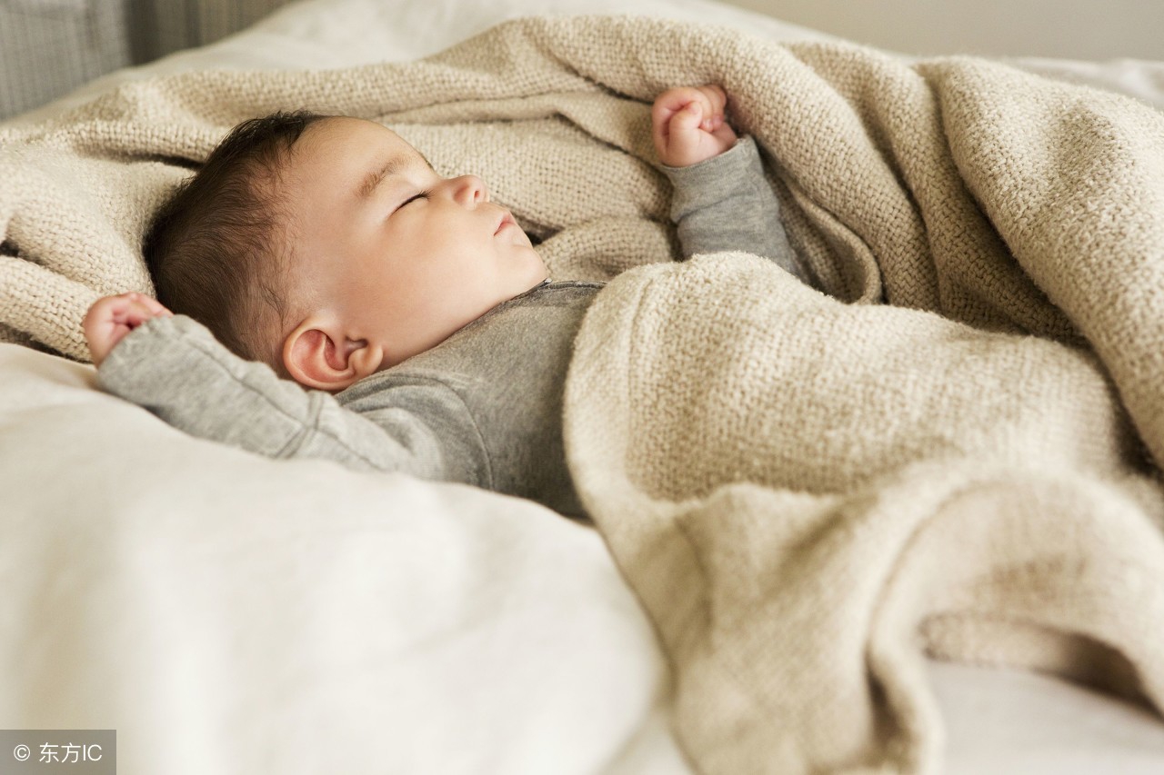 宝宝夜里哭闹是肠绞痛还是胀气,宝宝夜里肠绞痛怎么办
