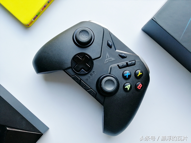 飞智八爪鱼二代手柄玩游戏,飞智八爪鱼游戏手柄推荐