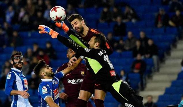 皮克惨遭黄牌警告,皮克被骂