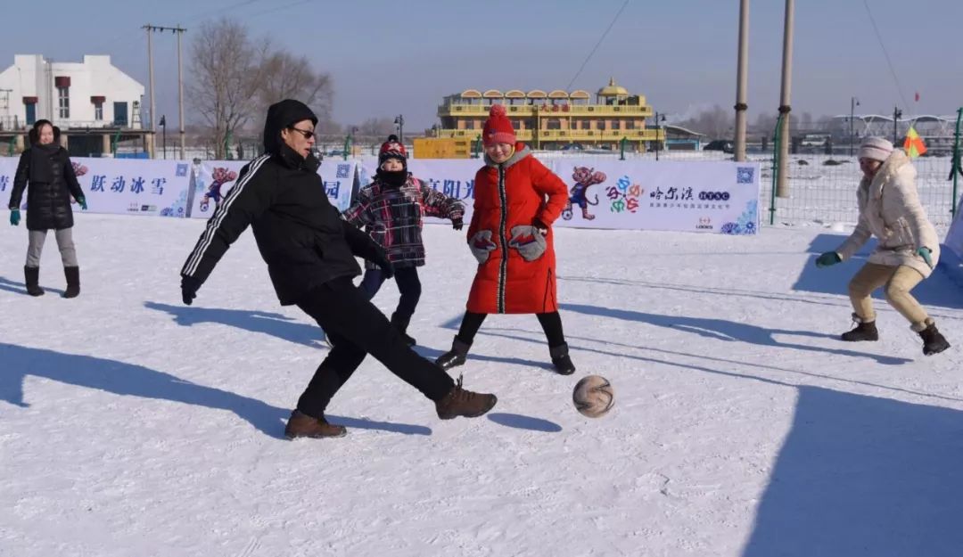 冰雪亲子运动,雪地足球亲子