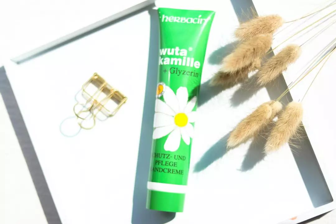 男士嘴唇干裂脱皮怎么回事,男士嘴唇干裂脱皮怎么办