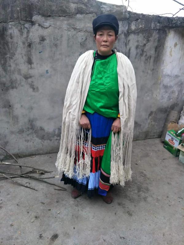 彝族查尔瓦披风怎么整理,彝族查尔瓦小孩子的披风