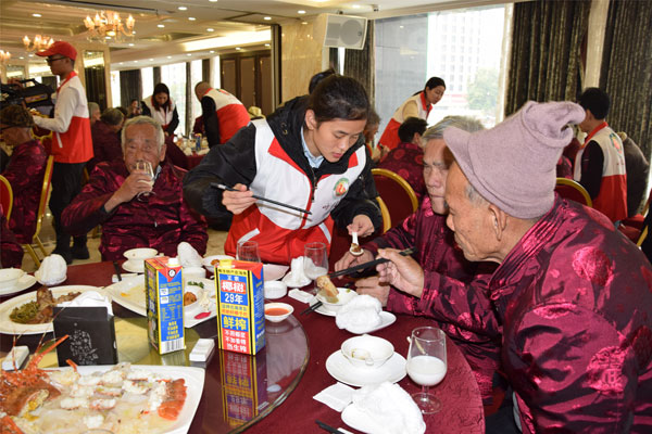 龙湖区举行第六个“善待鳏寡”百叟宴公益活动