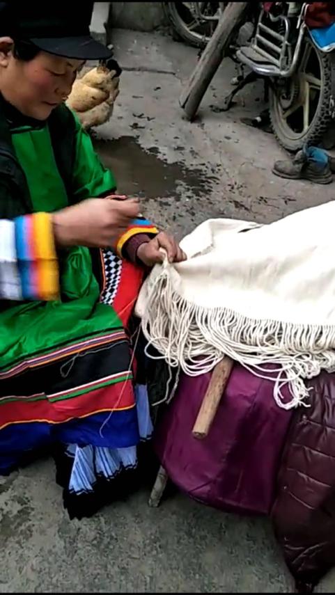 彝族查尔瓦披风怎么整理,彝族查尔瓦小孩子的披风