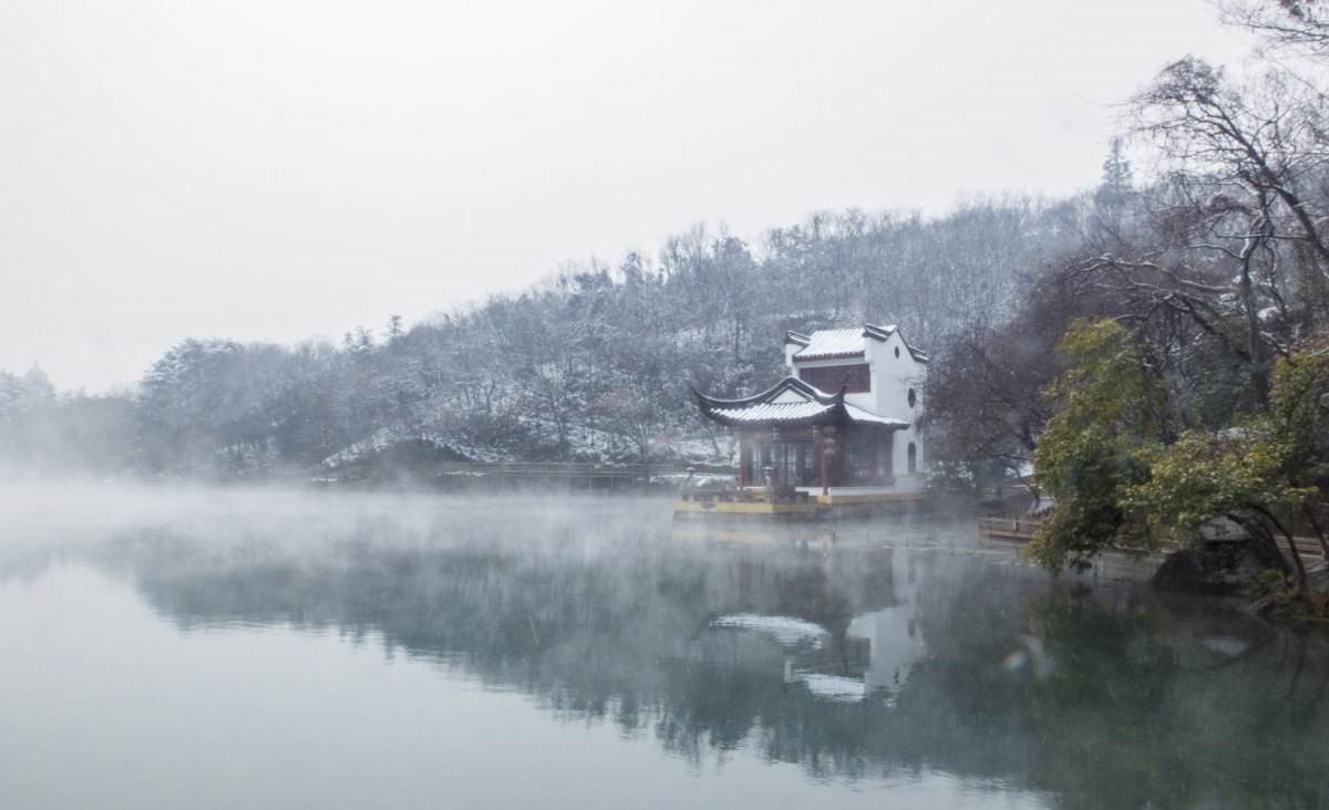 珍珠泉的水韵游览,雪中珍珠泉宛若仙境