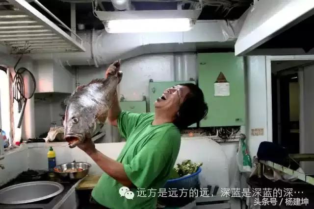 这就是船员，一年又一年，一天又一天，船上的年