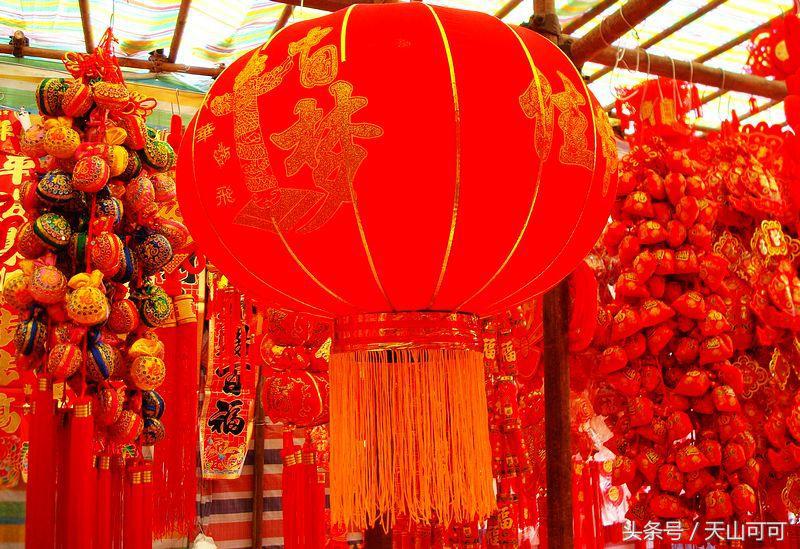 贴对联挂起红红火火的灯笼,红红火火过大年大红灯笼高高挂