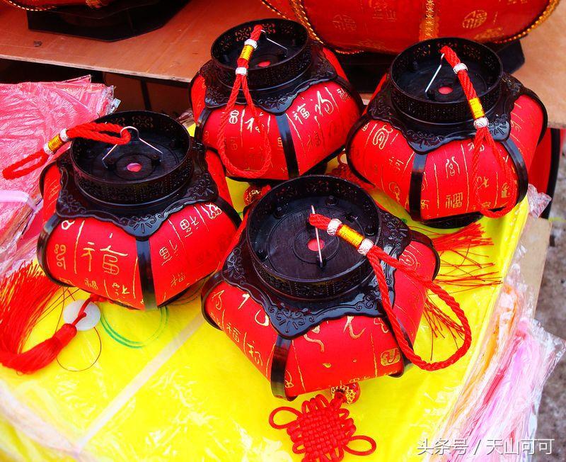 贴对联挂起红红火火的灯笼,红红火火过大年大红灯笼高高挂