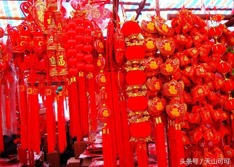 贴对联挂起红红火火的灯笼,红红火火过大年大红灯笼高高挂