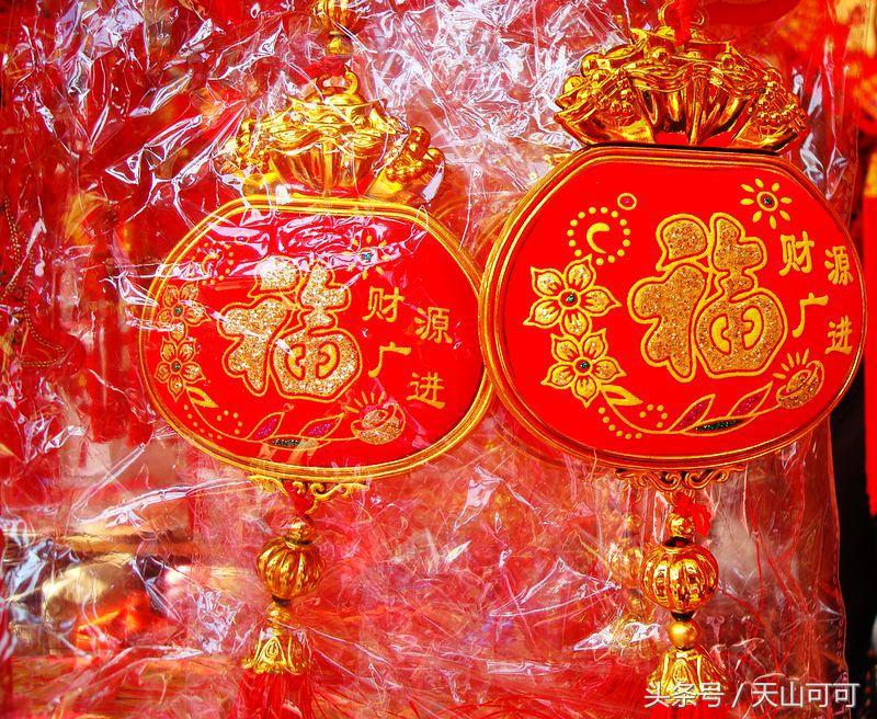 贴对联挂起红红火火的灯笼,红红火火过大年大红灯笼高高挂