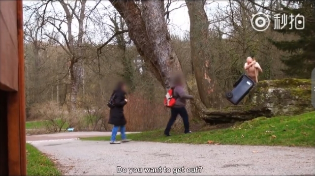 国外真人在街头演绎游戏《掘地求升》，路人会是什么反应？