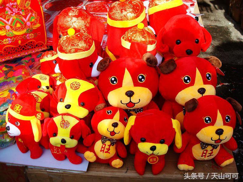 贴对联挂起红红火火的灯笼,红红火火过大年大红灯笼高高挂