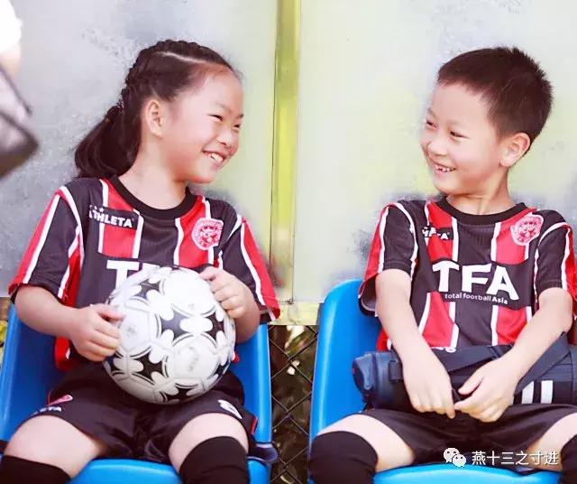 那个经常羞涩一笑的踢球女孩，竟有如此大爱的足球梦想