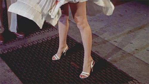 海边的风好大头发都要被吹凌乱了,风大头发吹得乱糟糟