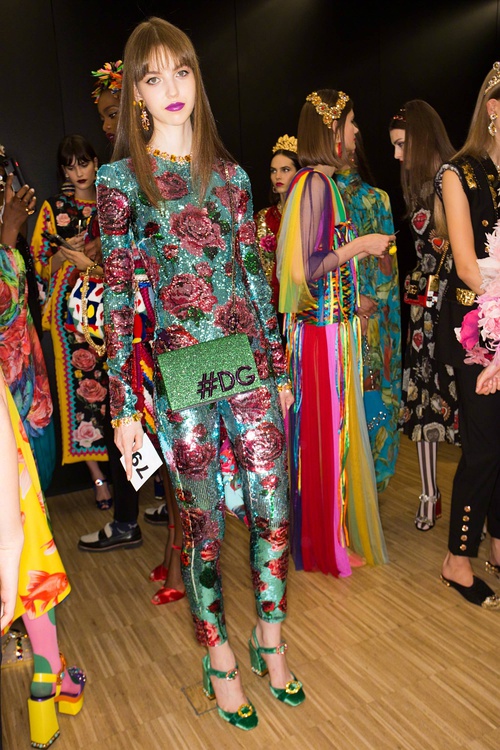 穿Dior星空裙的模特比ab还美!神似王思聪前女友,就是嘴巴怪怪的