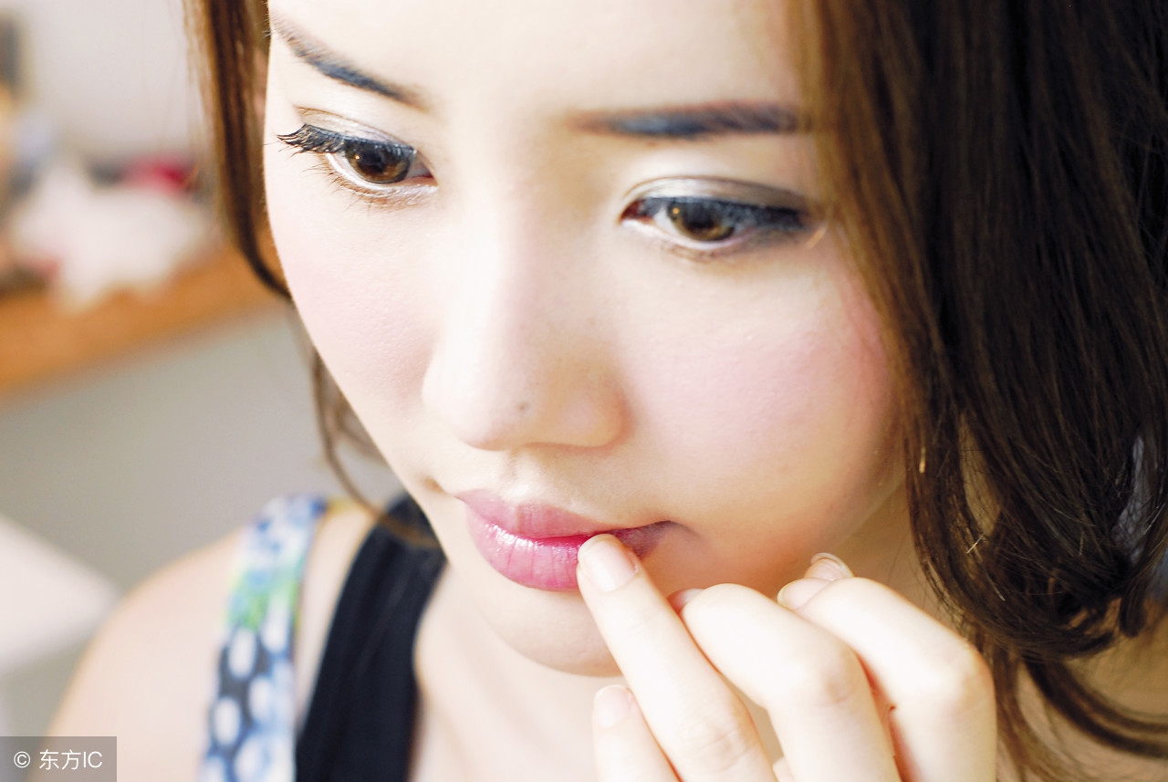 嘴唇干裂起皮怎么食补,冬季养生冬季嘴唇干裂起皮的原因