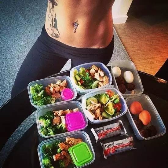 瘦子增肌的两套家庭哑铃健身计划,瘦的人如何用哑铃增肌