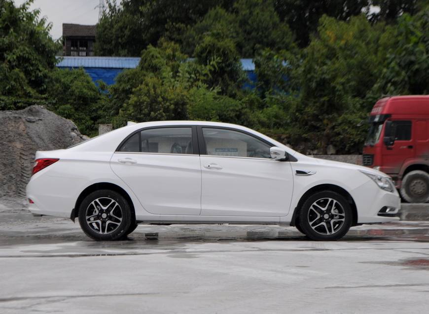 比亚迪g5怎么样值得入手吗,15年比亚迪g5自动挡现在值多少钱