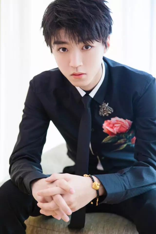 王俊凯带的项链有没有星星形状的,王俊凯戴的铂金项链