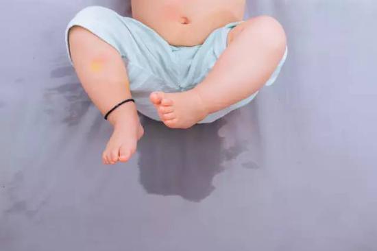 2岁宝宝突然尿裤子,宝宝尿裤子了怎么办呀