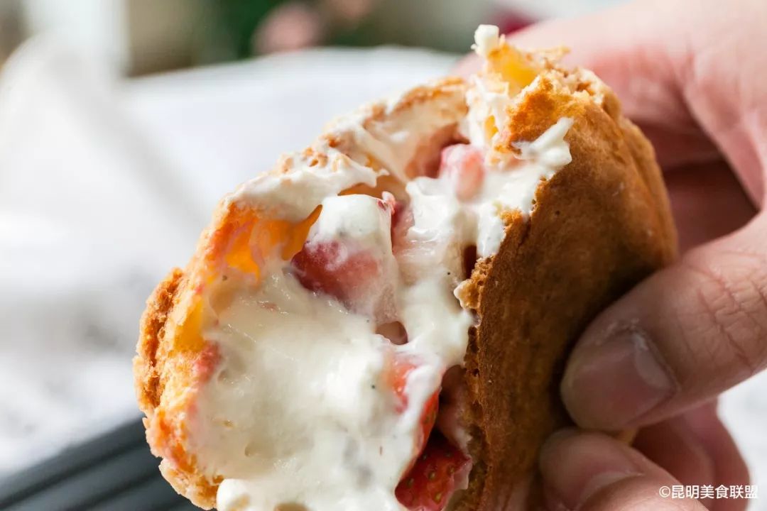 猎奇！昆明街边甜品店，居然每天200美少女拥挤这里生吃多肉