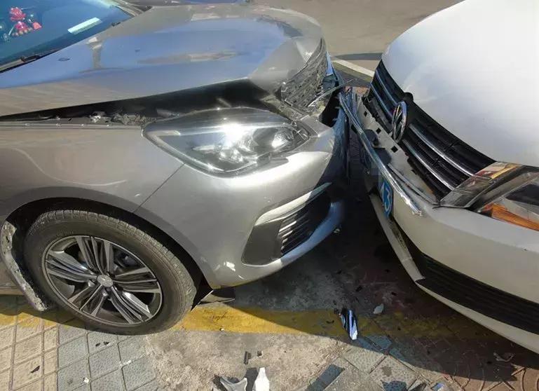 私家车被撞判赔租车费,租豪车出车祸保险不赔案件