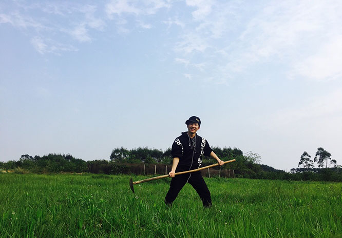 曾因机械舞而闻名全国的卓君，销声匿迹，时隔七年是在颓废吗？