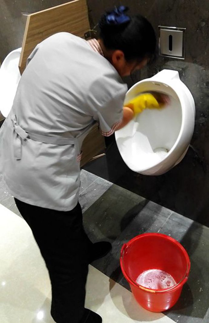 头上滴着汗水手上沾着尿骚味的保洁女工