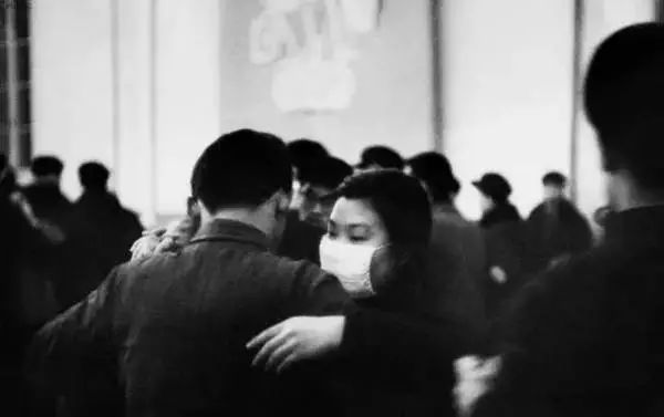 1957年的裸模与热吻！这个外国人在中国*拍偷**的老照片你一定没见过