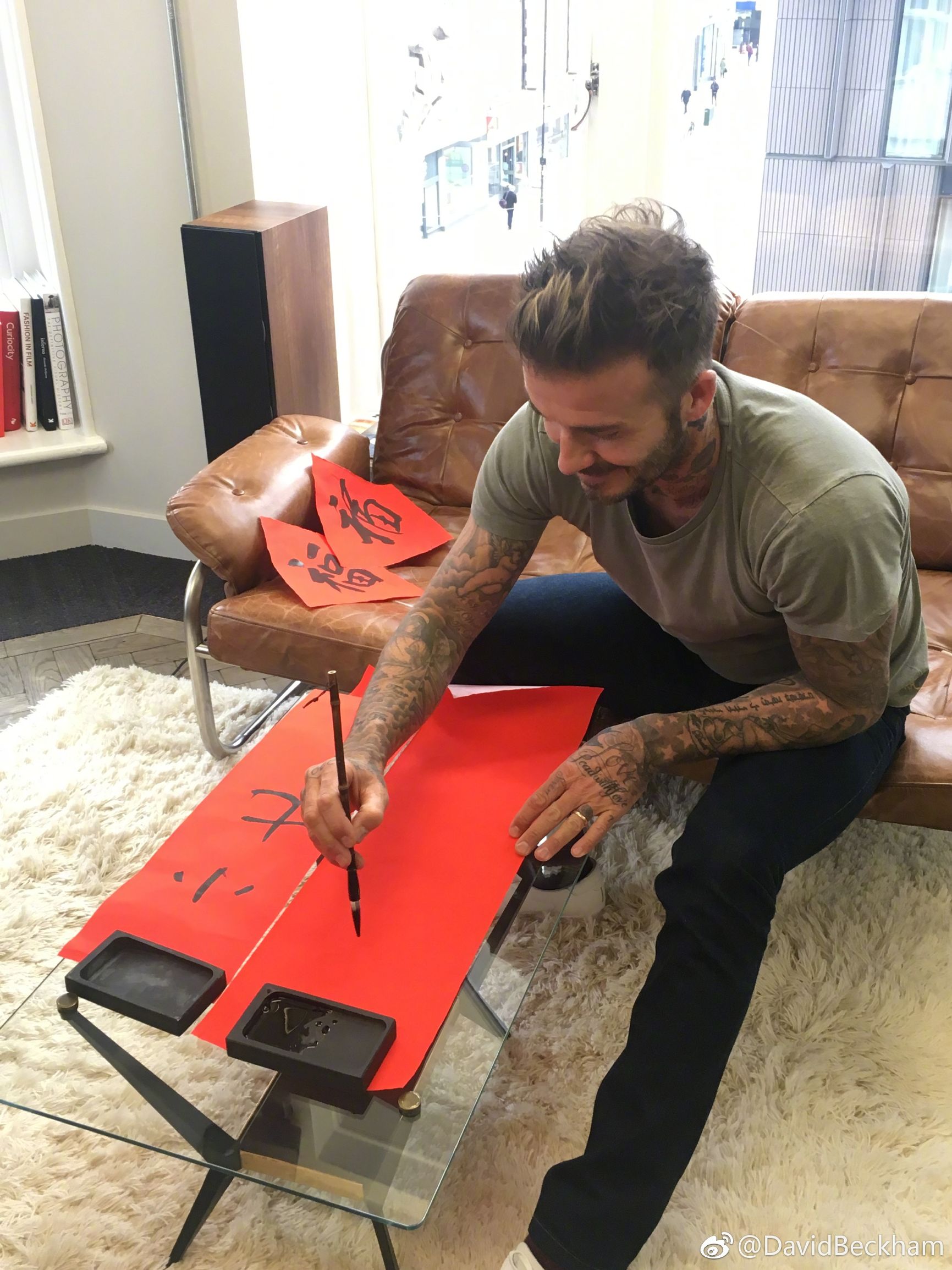 小七的名字终于落实了!贝克汉姆用毛笔亲自书法:小七!