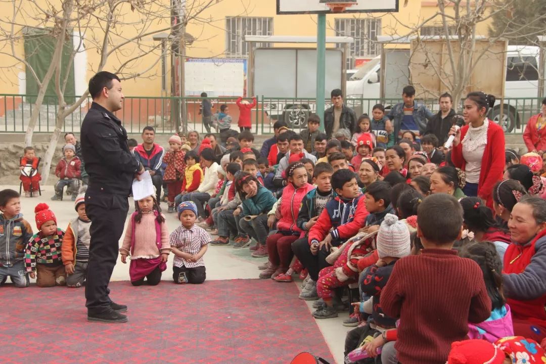 网络安全知识进农村主题宣传活动,给村民宣传网络安全知识