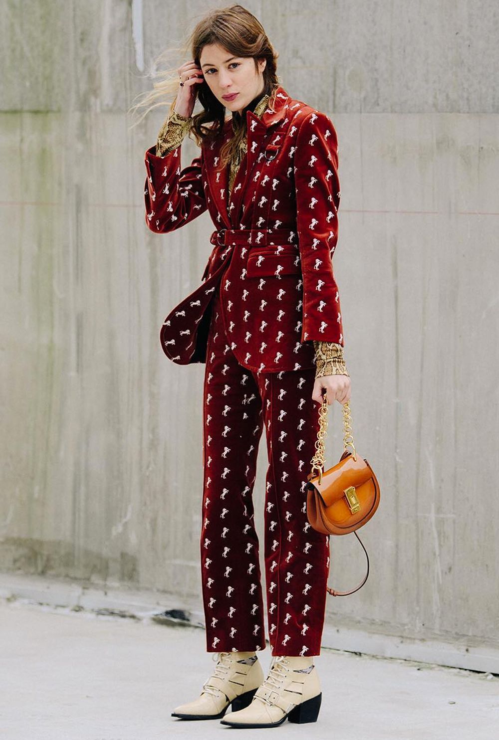 金南珠露背装,金南珠穿西装