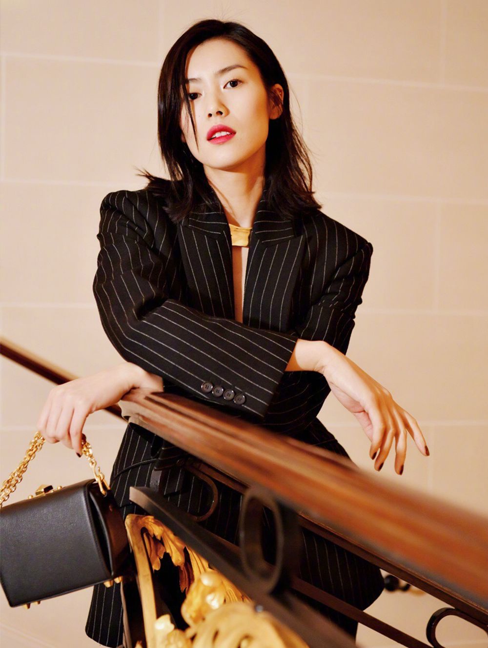 金南珠露背装,金南珠穿西装