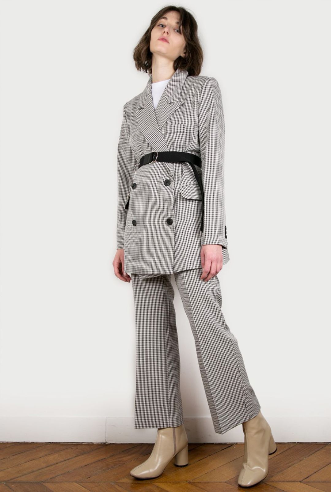 金南珠露背装,金南珠穿西装