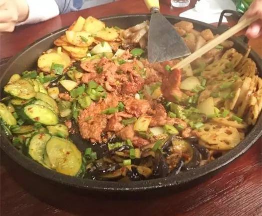 武汉一女学生拿着10块钱去买好吃的，竟然被。。。