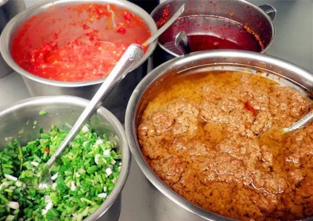 武汉一女学生拿着10块钱去买好吃的，竟然被。。。