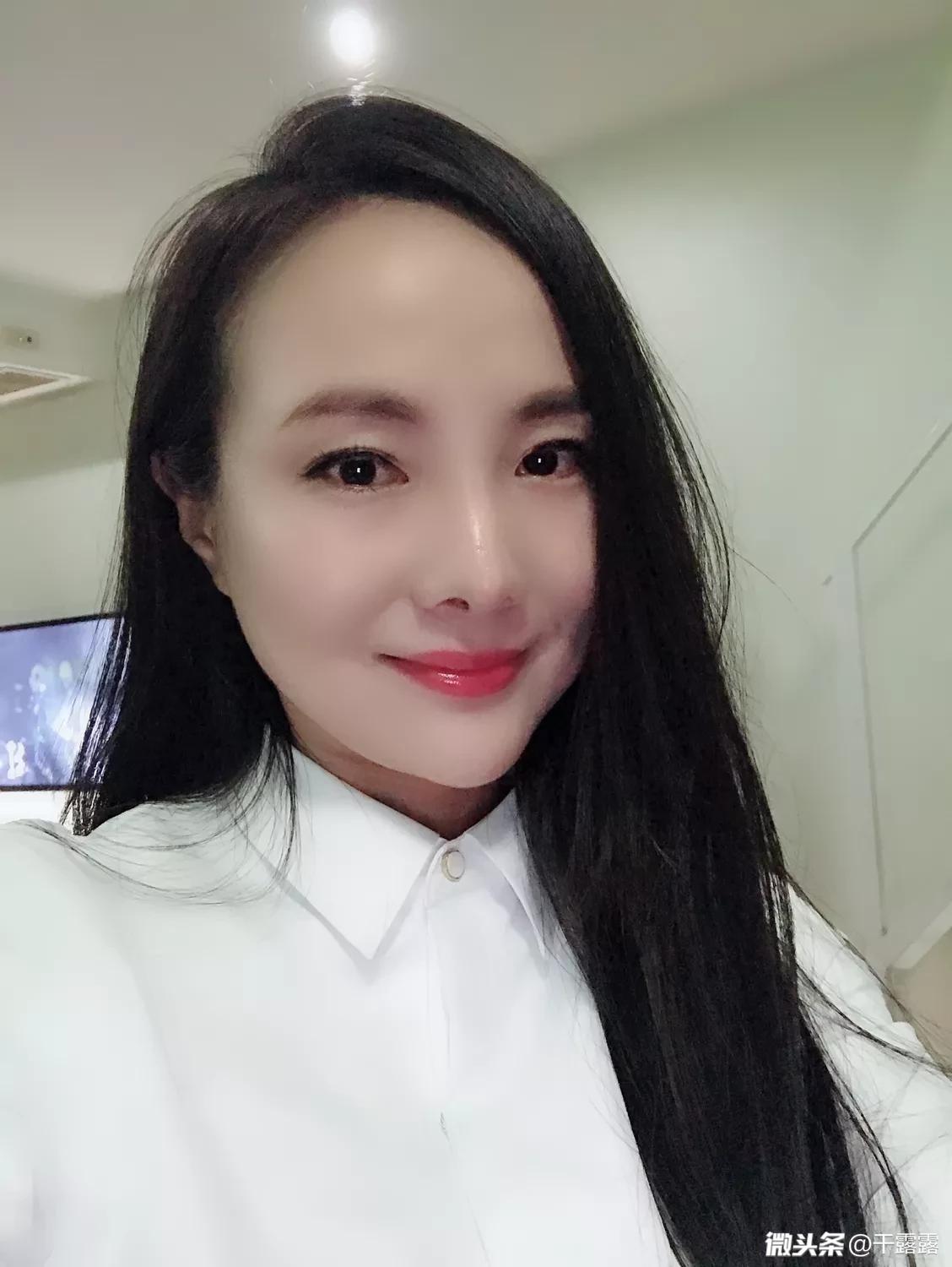 信阳网红美女干露露穿回衣服做自信女人，网友直呼不习惯