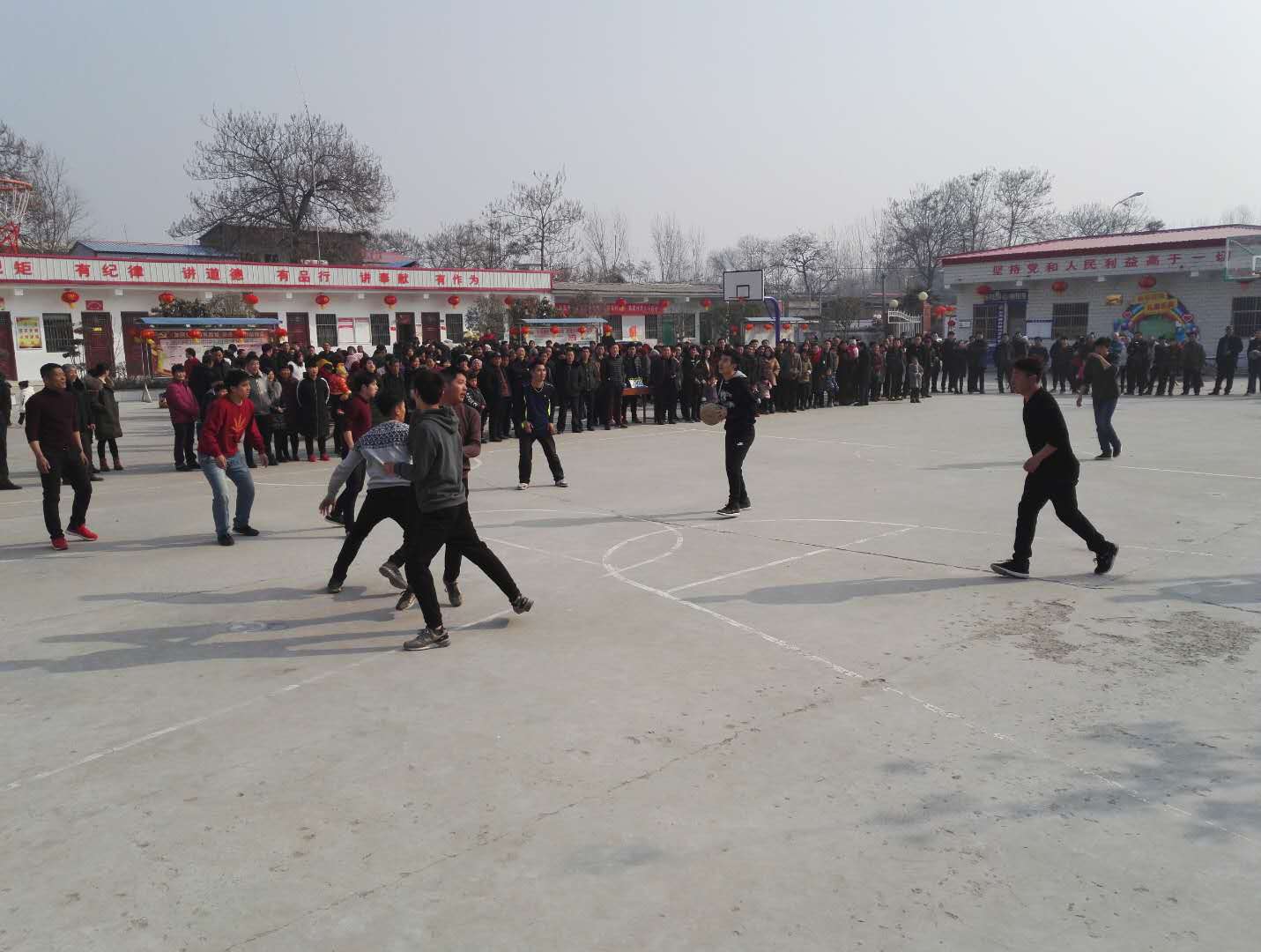 大年初一，跳绳、婆媳绑腿、老公背老婆…许昌这个地方嗨翻了天