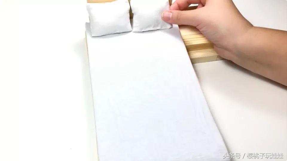 用鞋盒给芭比娃娃做一个简单的床,给芭比娃娃做超大自制床