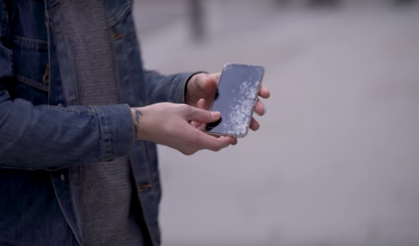 摔手机怼人,一加发布手机被怼