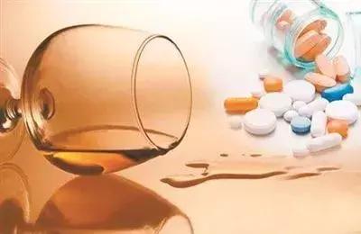 吃药别喝酒，喝酒别吃药。这些东西不能一起吃！
