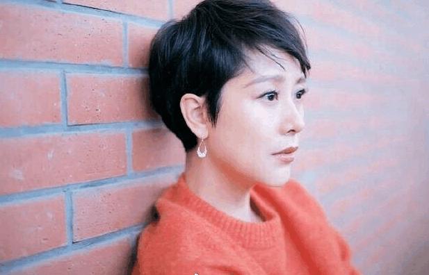 把牛仔裤拆了线当裙子穿，这手艺就服国民媳妇海清！