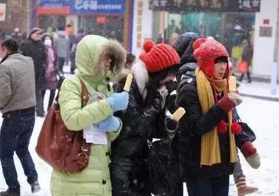 穿着棉袄吃冰棍,穿着棉袄吃着雪糕谜底