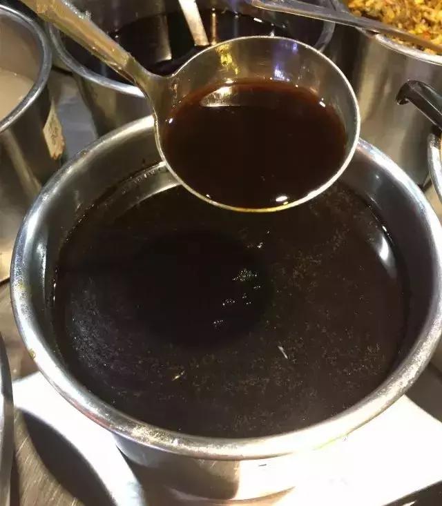 姑父的早餐店仅依赖这八款秘制米线配方，日接待量高达800人次