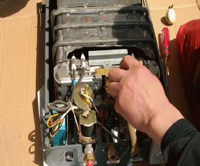 燃气热水器突然爆一声怎么解决,天然气热水器嗡嗡响不停怎么办