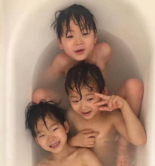 宋一国的三胞胎搞笑视频,宋一国三胞胎探班视频