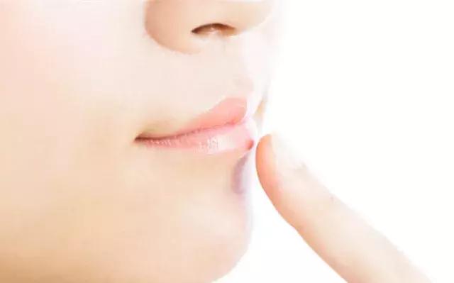 一抹惊艳的唇妆,diy唇彩的制作方法