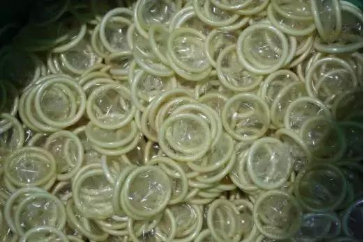 脏硅油浸泡、徒手包装！这样的“名牌”避孕套，你敢用吗？