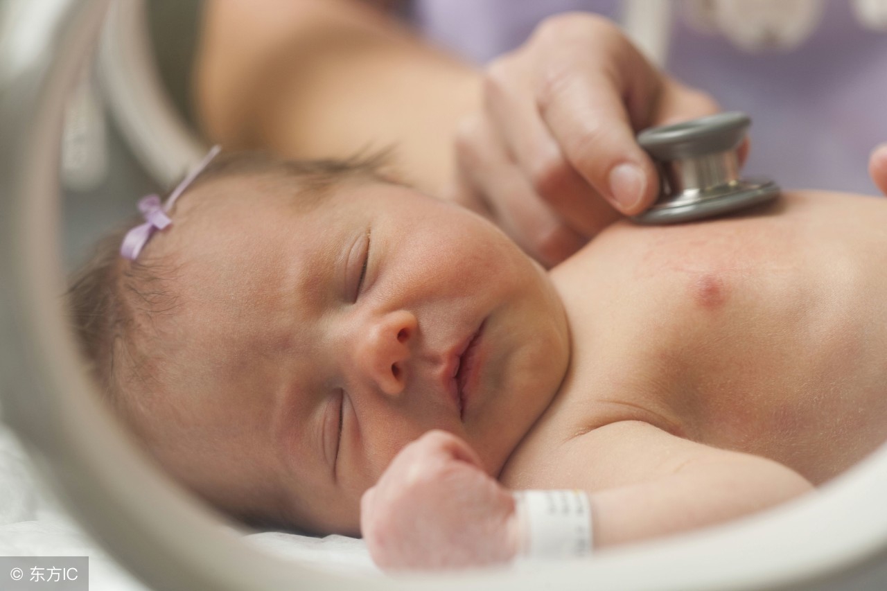 新生儿紧握拳头,新生儿手握拳头很紧发紫