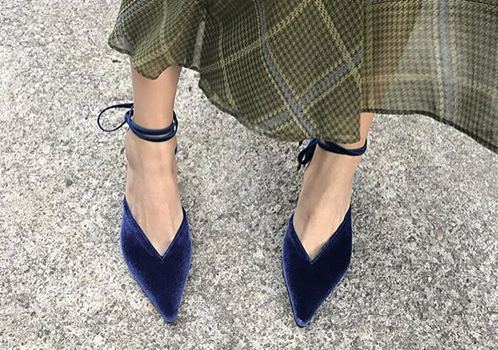 皮鞋后脚跟上沿太硬磨脚怎么办,皮鞋大了会磨脚还是小了会磨脚